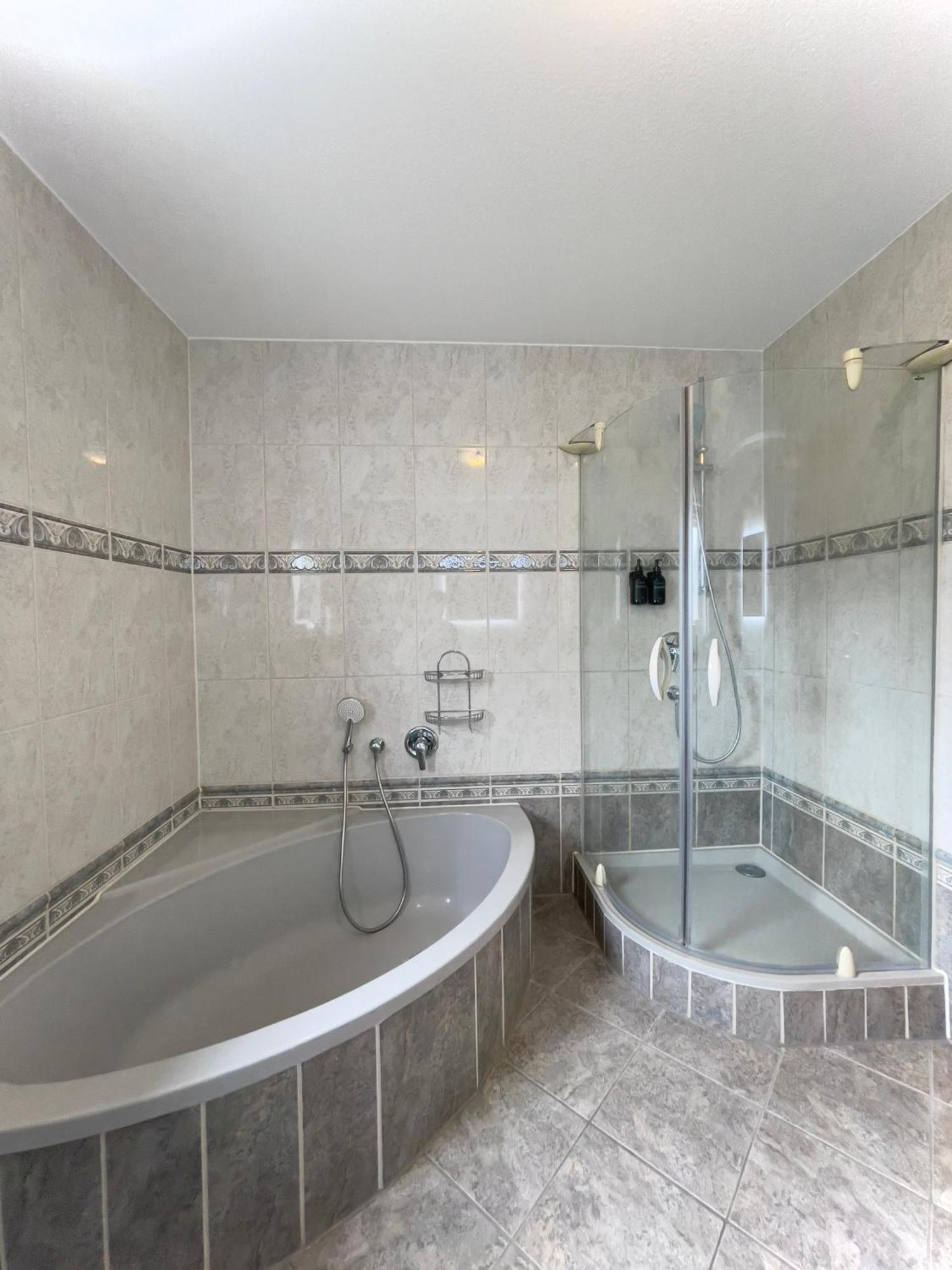 110Qm - 4 Zimmer - Privat Parkplatz - Zentral - Balkon - Mallibase Apartments Kassel Exterior photo